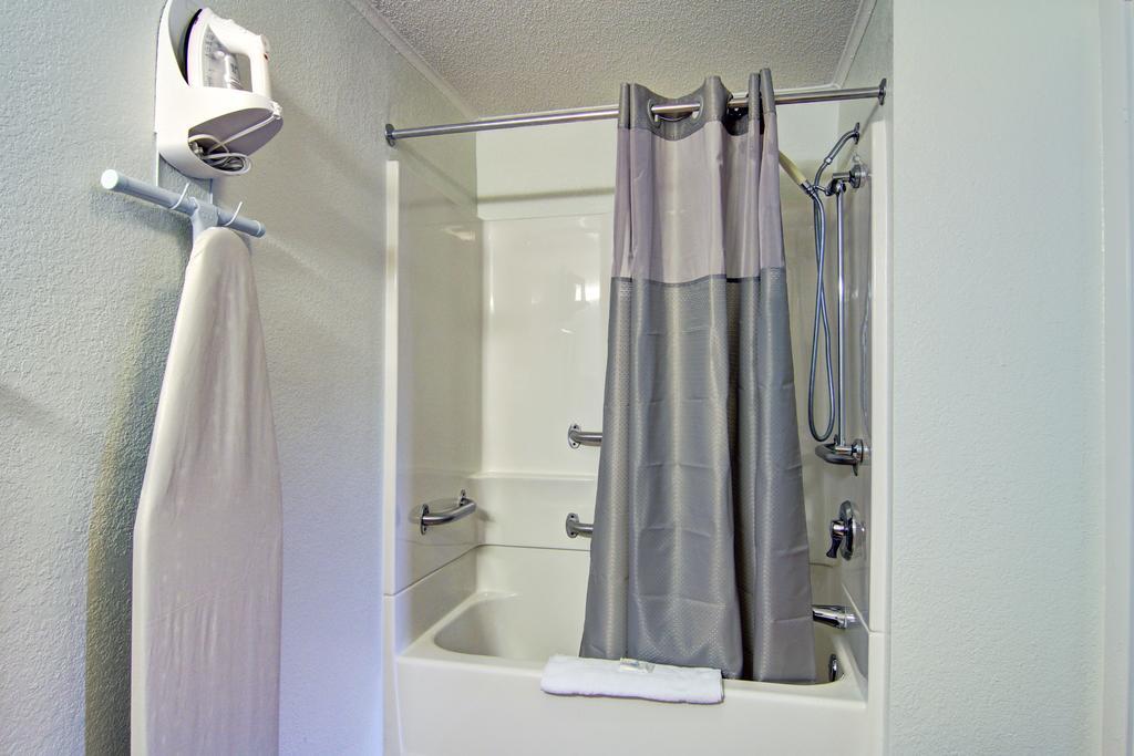 Suburban Studios Mentor - Cleveland Northeast Quarto foto